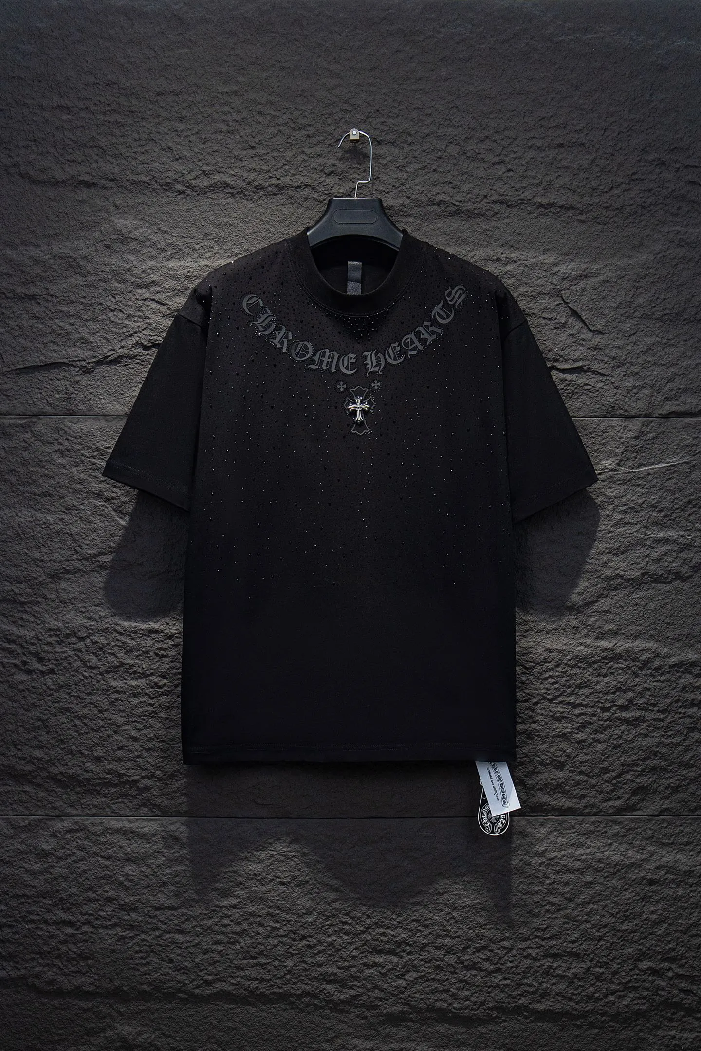 P190 🆕Chrome hearts 25ss os version is really charming and Chrome Hearts is really a must-have. Each season's new version is made to the extreme. It is very practical and can be worn casually. Nice✔️ - ⚠️100% cotton. It is made of 32-count double yarn, 260-gram weight fabric and imported knitted needle carded cotton. It has moderate thickness, drape and contour, and the upper body is comfortable! ! It is very tolerant to fat body types and can instantly lose five pounds after wearing it!  Specially ordered many Austrian hot diamonds, which have the bling bling effect of natural crystals under the light, with multi-faceted reflective points, and the production cost is extremely high. The laser molding includes a computer engraving machine and a laser machine, which are accurate in units of particles. Finally, it is hot and set at high temperature. After the hot ironing, the firmness needs to be tested repeatedly on the hot stamping. It can show colorful reflections under the light. The collar webbing extends to the shoulder for reinforcement, and the stitching at the connection point. The hem and cuffs are all made of 0.2mm stitch double-thread stitching. They are carefully produced at a high cost. The attitude of making goods with a magnifying glass restores the quality and effect of the product. The full set of customized accessories only presents every detail to the customer. Printing with film printing, 50,000 positioning, which is very time-consuming. The addition of handmade elements to the body greatly increases the interest of the clothing; unique visual effects. After special treatment, a unique effect is formed. An irregular hem is added to the version. This year's Kroxin is the main version. In the past two years, the oversize version has become the focus of the trend and has been a popular staple in the past two years. The change of designers has made this brand an instant hit. The progressive fashion of the times also needs the blood impact of fresh elements and trendy designs in order to continue its glory! It’s stylish both inside and outside, a must-have for high street travel! An absolute "eye-catching style" that can match couples 💏 Color: Black White Size: S M L XL